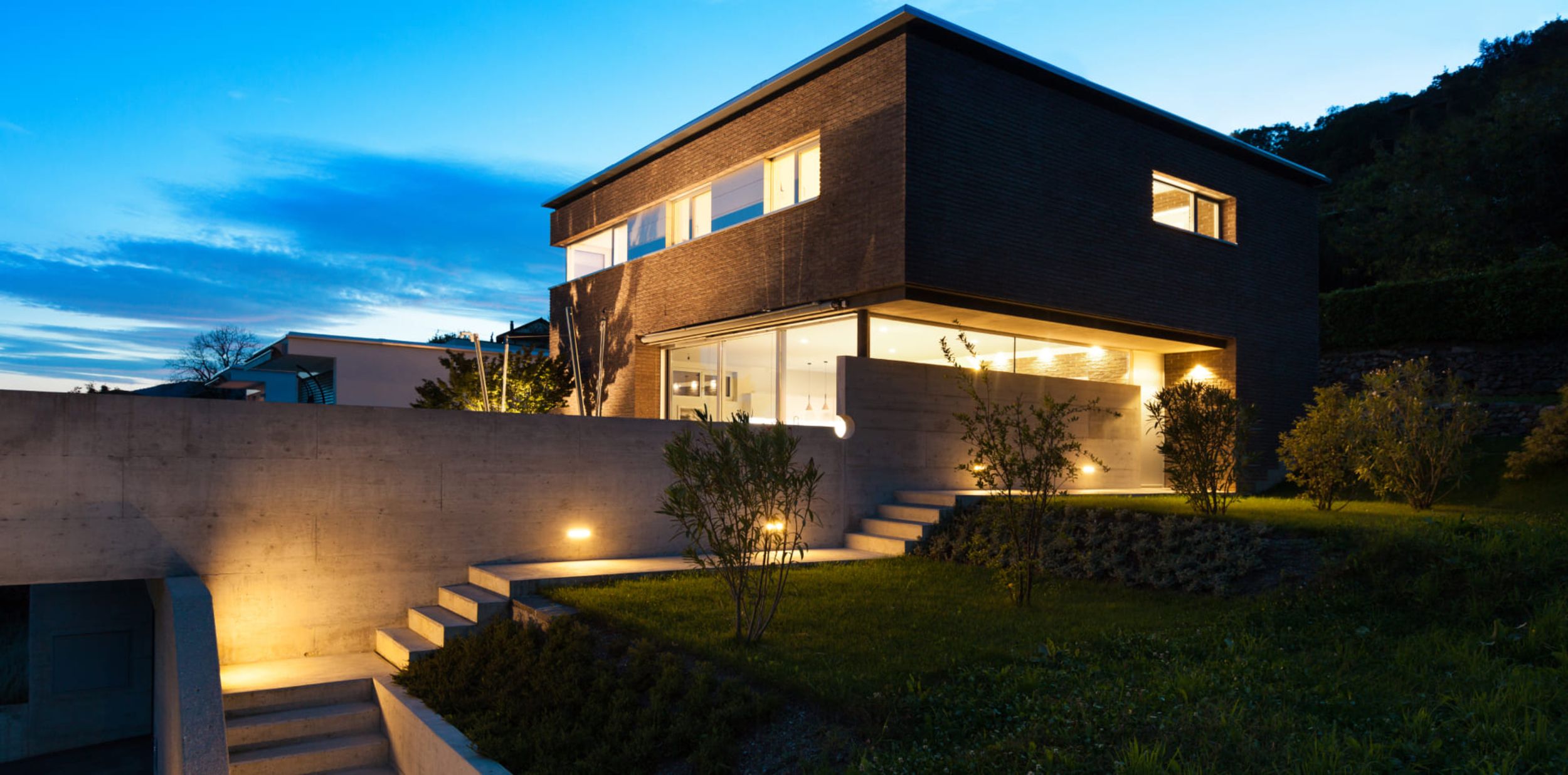 Modernes beleuchtetes Haus am Abend